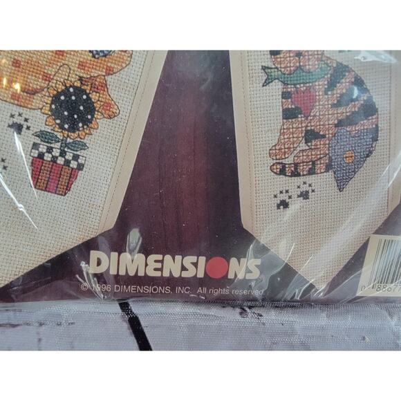 Dimensions 72292 Debbie Mumm the cats rule Front Door Bow Cross Stitch Kit - Picture 3 of 6